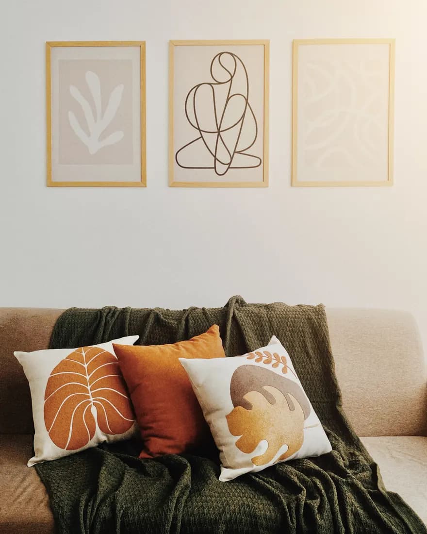 Sıcak tonlu modern tablo ve salon detayı